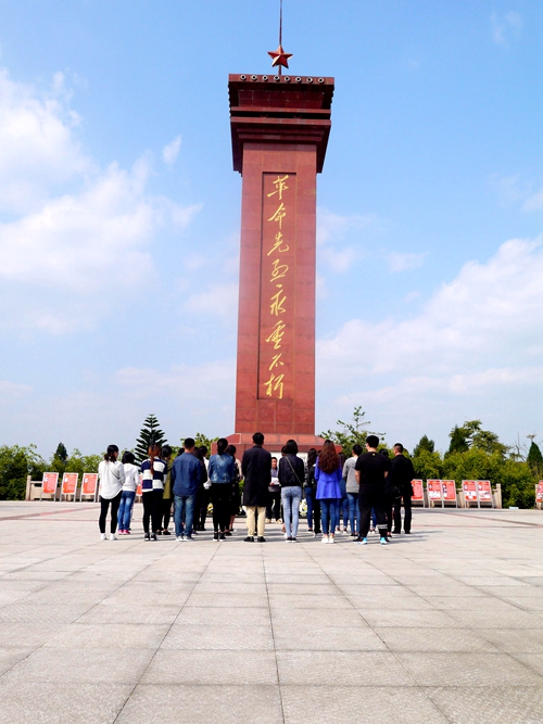 会计系学生党支部开展祭扫烈士墓活动-内江职业技术学院